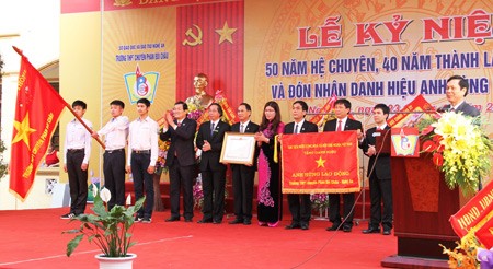 Truong Tan sang a remis le titre « Héro du travail » au lycée à option Phan Boi Chau - ảnh 1